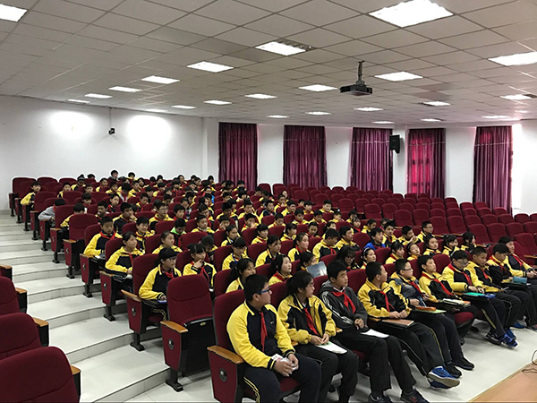 "发现杯"编程挑战流动课堂之上海新云台中学站