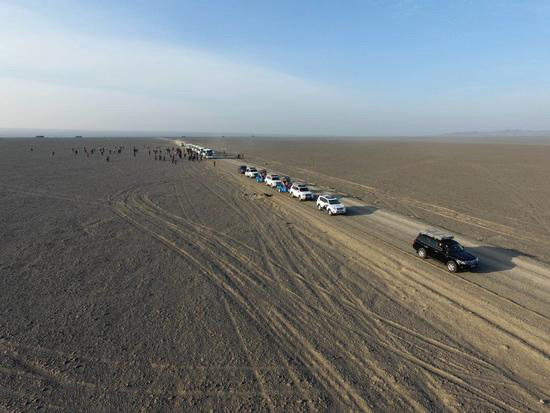 “飞”同一般：百架无人机穿越哈密大海道