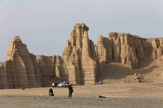 “飞”同一般：百架无人机穿越哈密大海道