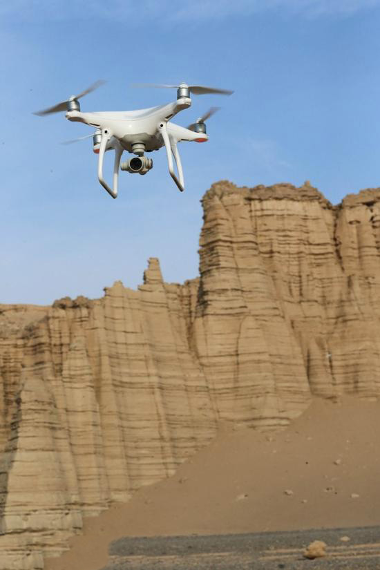 “飞”同一般：百架无人机穿越哈密大海道