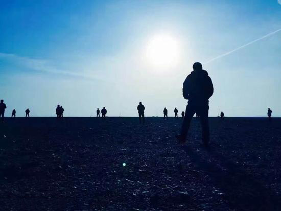 “飞”同一般：百架无人机穿越哈密大海道