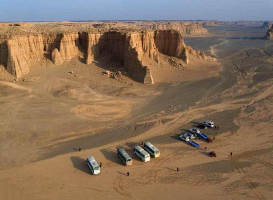 “飞”同一般：百架无人机穿越哈密大海道
