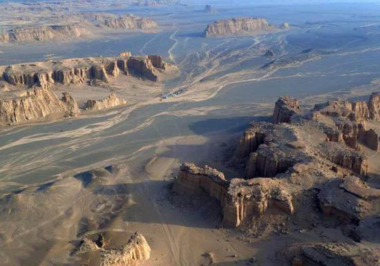 “飞”同一般：百架无人机穿越哈密大海道