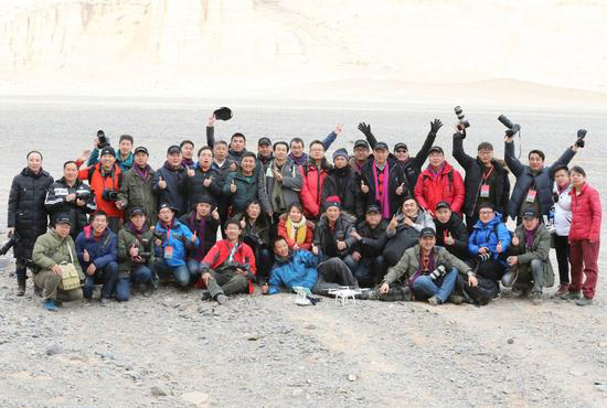 “飞”同一般：百架无人机穿越哈密大海道