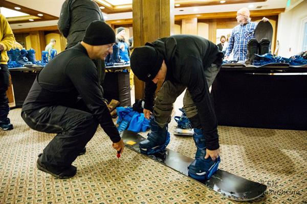 Burton滑雪板推出踏步绑定系统