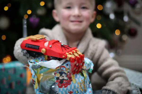 3D打印钢铁侠仿生手圆四岁男孩的圣诞愿望