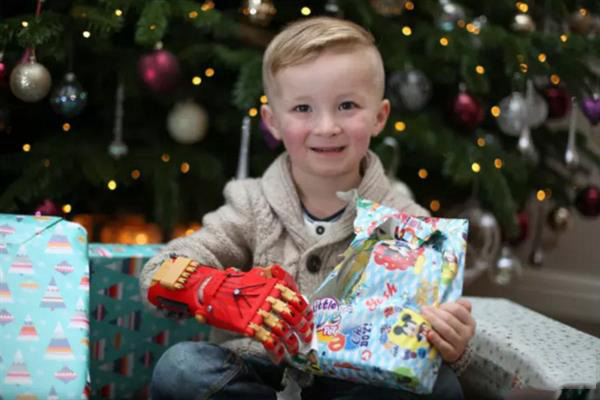 3D打印钢铁侠仿生手圆四岁男孩的圣诞愿望