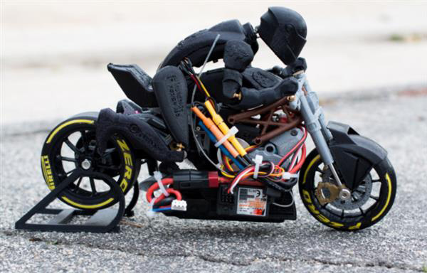 爱好者制作出带赛车手的3D打印铃木摩托车
