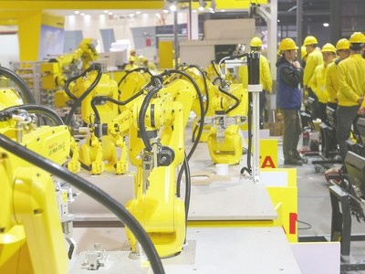 企业“砸锅卖铁”投入机器人 推动产业标准升级