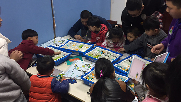 郑州经开区图书馆“乐高机器人搭建编程”公开课