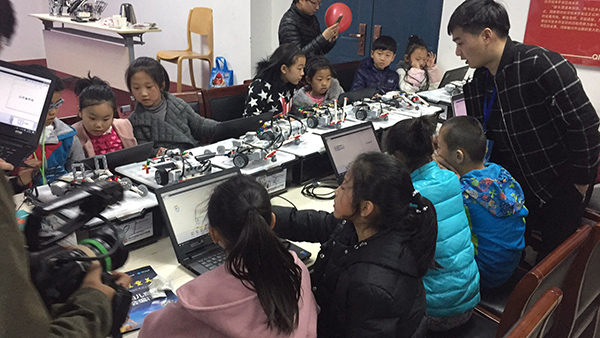 郑州经开区图书馆“乐高机器人搭建编程”公开课