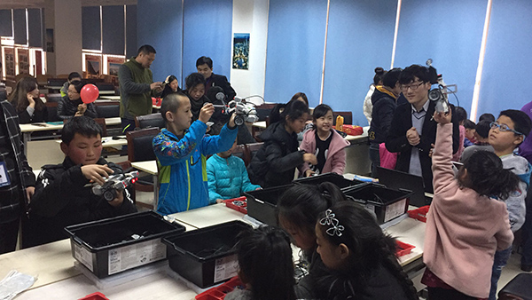 郑州经开区图书馆“乐高机器人搭建编程”公开课