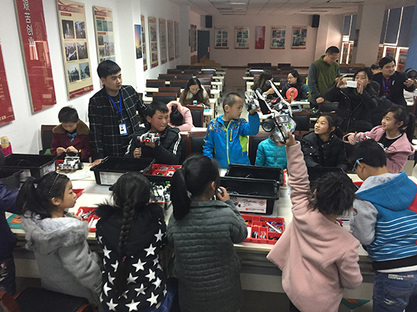 郑州经开区图书馆“乐高机器人搭建编程”公开课