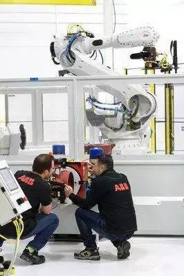 美国首台土生土长ABB机器人已交Hitachi