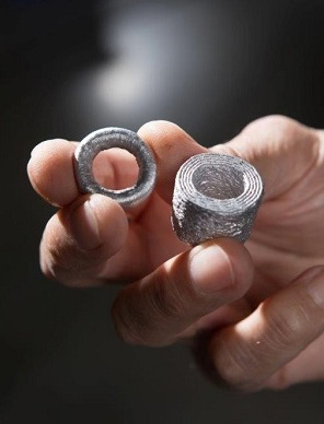 青少年发明具有转换制造潜力的液体金属3D打印机