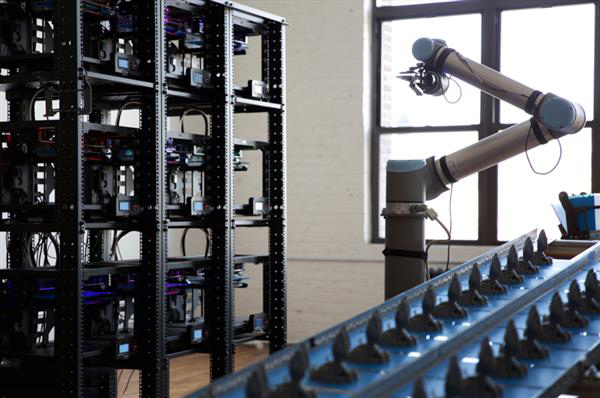 Voodoo新自动化3D打印工厂：9台3D打印机加一个机械臂