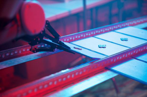 Voodoo新自动化3D打印工厂：9台3D打印机加一个机械臂