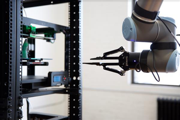 Voodoo新自动化3D打印工厂：9台3D打印机加一个机械臂