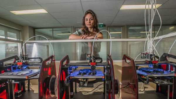 2017年温哥华时装周惊现装饰有150只3D打印蝴蝶的裙子