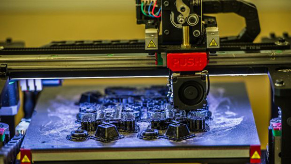 2017年温哥华时装周惊现装饰有150只3D打印蝴蝶的裙子