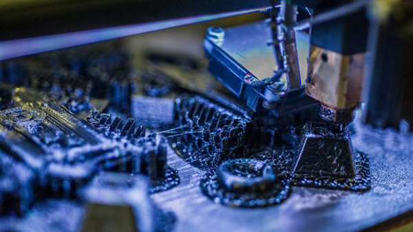 2017年温哥华时装周惊现装饰有150只3D打印蝴蝶的裙子