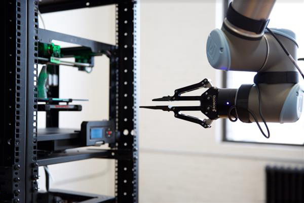 Voodoo的新自动化3D打印工厂：9台3D打印机加一个机械臂