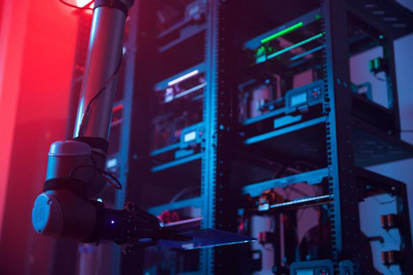 Voodoo的新自动化3D打印工厂：9台3D打印机加一个机械臂