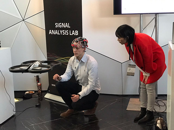 挪威实验室现场展示意念控制无人机