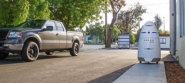 机器人警察巡逻 迪拜做“首个吃螃蟹的人”