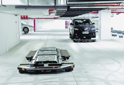 倒车入库太难？　机器人帮你停车！