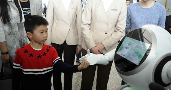 机器人“云朵”来机场上班啦