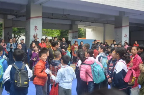 “发现杯”中国青少年编程挑战活动广州赛区，近500名编程小达人竞技