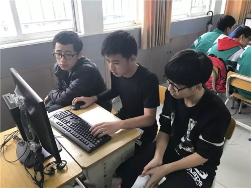 “发现杯”中国青少年编程挑战活动广州赛区，近500名编程小达人竞技