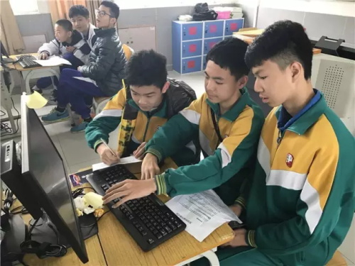 “发现杯”中国青少年编程挑战活动广州赛区，近500名编程小达人竞技