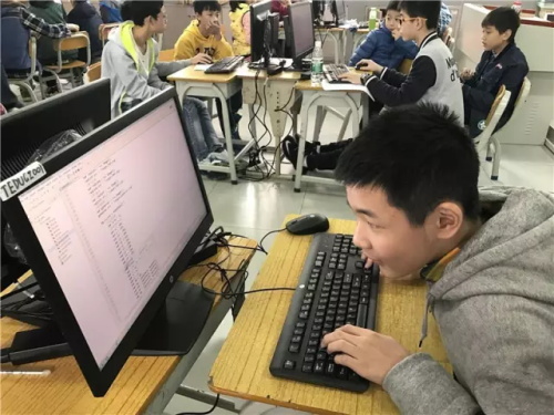 “发现杯”中国青少年编程挑战活动广州赛区，近500名编程小达人竞技