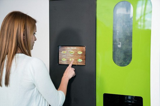 美国推出可做1000多种沙拉的机器人 每份只需60秒