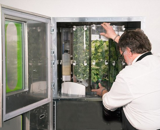 美国推出可做1000多种沙拉的机器人 每份只需60秒