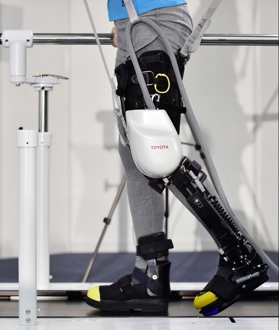丰田开发新型机器人腿支架 帮助瘫痪病人再次走路