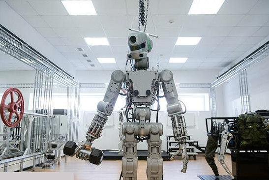 俄罗斯机器人学会双手射击 将上太空工作！