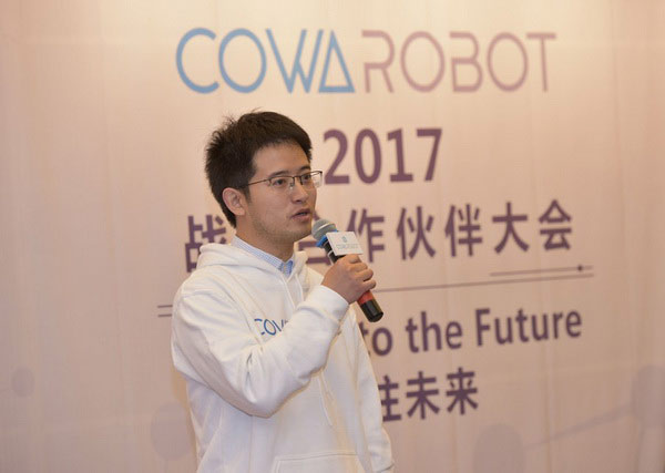 COWAROBOT发布低速无人驾驶技术平台 首款机器人行李箱亮相