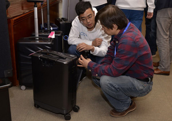 COWAROBOT发布低速无人驾驶技术平台 首款机器人行李箱亮相