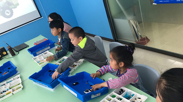 青岛CBD中心：智能机器人乐高WeDo体验课