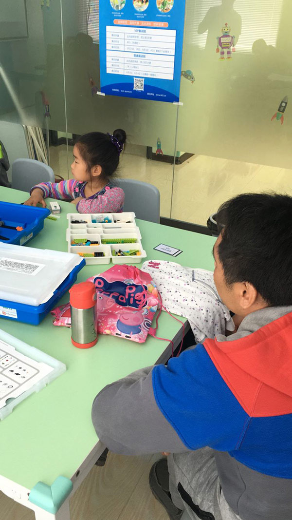 青岛CBD中心：智能机器人乐高WeDo体验课