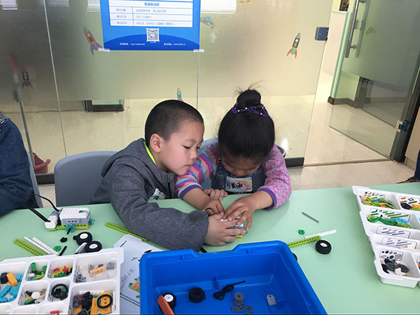 青岛CBD中心：智能机器人乐高WeDo体验课