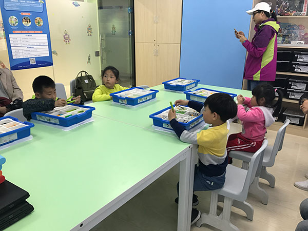 青岛CBD中心：智能机器人乐高WeDo体验课