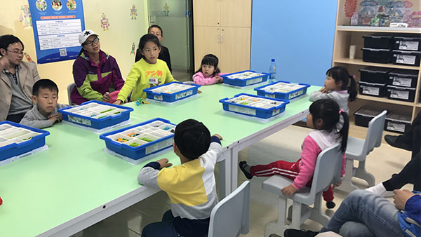 青岛CBD中心：智能机器人乐高WeDo体验课