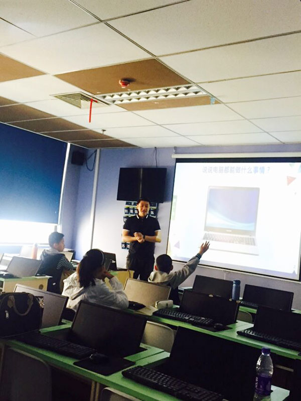 青岛CBD中心：少儿编程体验课开班盛况