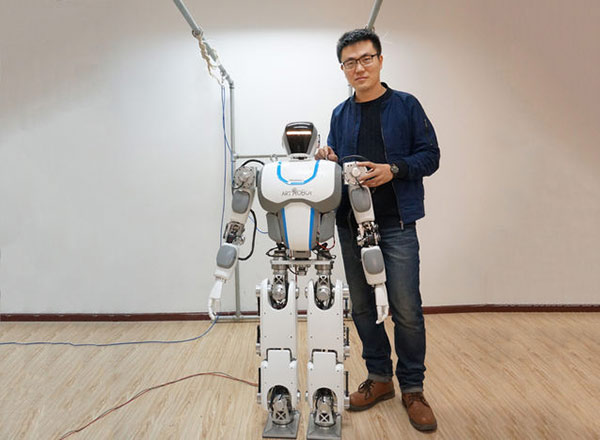 1946年世界上第一台电脑问世，当时主要是为美国军方提供计算弹道和射击特性表面的研究。主要元器件是电子管，这台机器使用了1500个继电器，18800个电子管，占地170m2，重量重达30多吨，耗电150KW，造价48万美元。