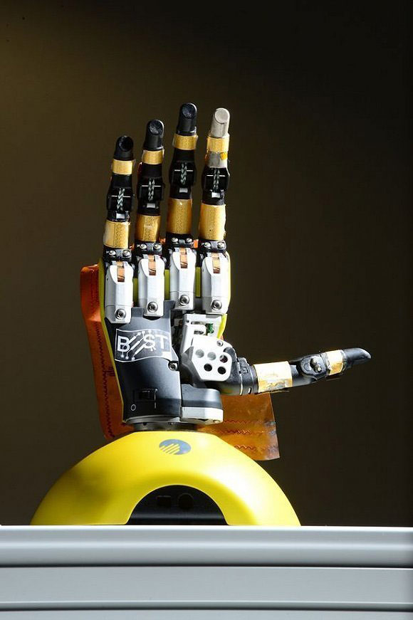 科学家发明出有触感能自愈的机器人皮肤