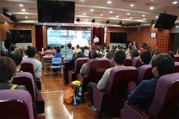 机器人编程引关注  童程童美走进北京公立校